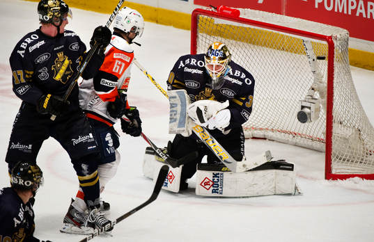 Peter Ölvecky, Växjö, styr in 2-2 bakom Viktor Fasth,
