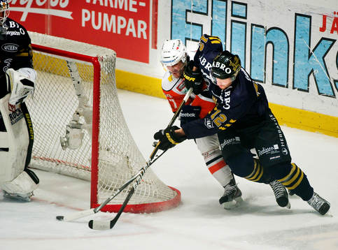 Tomas Netik, Växjö, är nära att stjäla pucken av