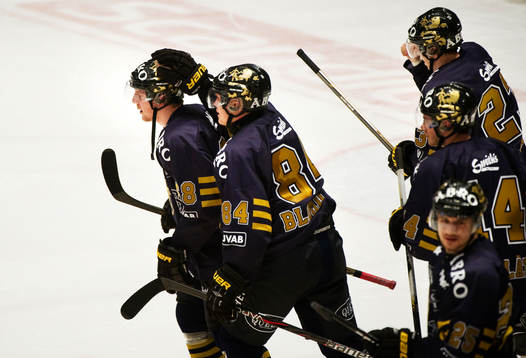 Victor Ahlström, AIK, klappas om av Patric Blomdahl