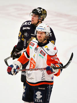Robert Rosén, AIK, och Tomi Kallio, Växjö, som deppar
