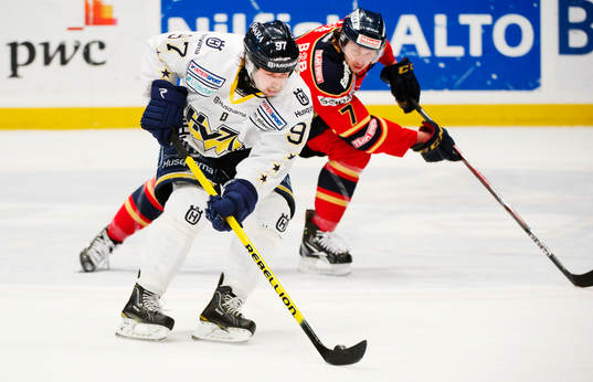 Per Ledin, HV71, tar sig förbi Andreas Holmqvist,