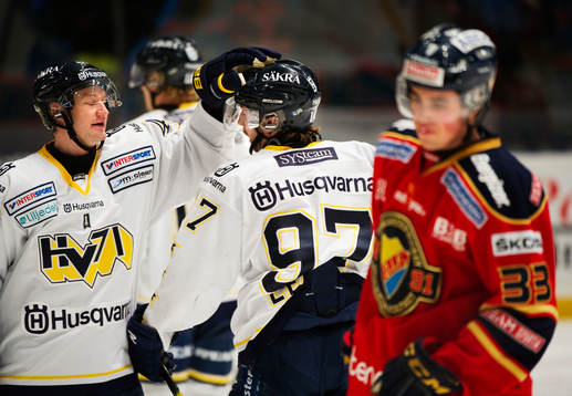 Mats Trygg klappar Per Ledin, HV71, på huvudet