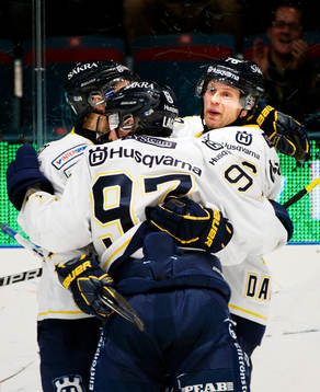 Johan Davidsson, HV71, till höger, gratuleras till sitt