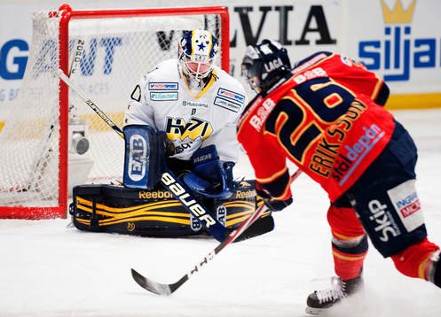 Daniel Larsson, målvakt, HV71, räddar ett skott från Tim