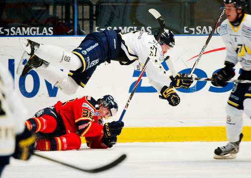 Jesse Joensuu, HV71, flyger över Philip Holm, Djurgården