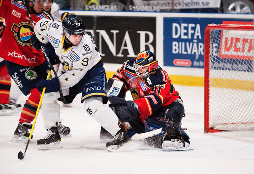 Per Ledin, HV71, oroar framför Gustaf Wesslau, målvakt,