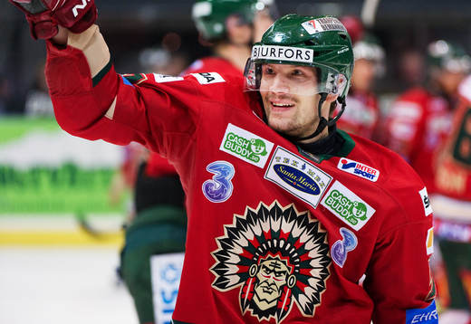Jari Tolsa, Frölunda, vinkar till någon på läktaren,
