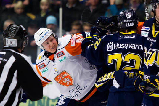 Dennis Rasmussen, Växjö, gruffar med Patrik Carlsson, HV71