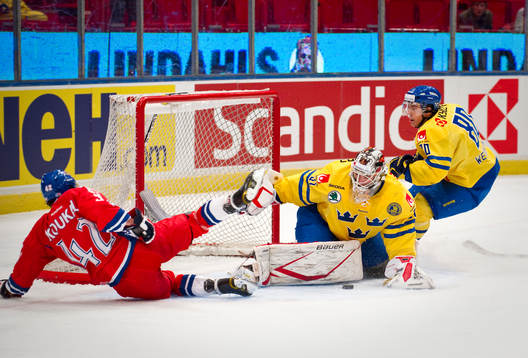 Johan Gustafsson, målvakt Sverige täcker undan Patr