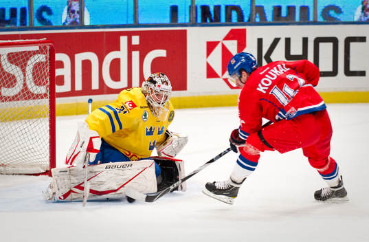 Johan Gustafsson, målvakt Sverige täcker undan Patr