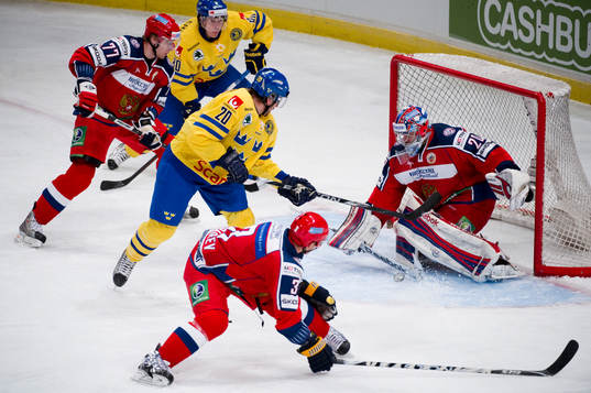 Sverige och Joel Lundqvist pressar på det ryska målet