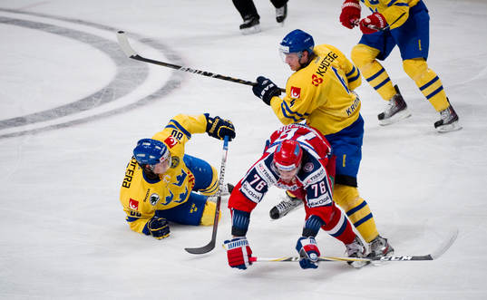 Staffan Kronwall, Sverige trycker ned Avgeny Artyukhin,