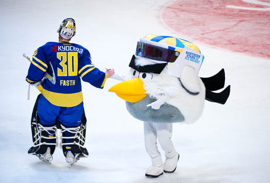 VIktor Fasth, målvakt Sverige gör high-five med maskoten