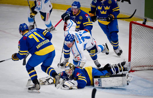 Viktor Fasth, målvakt Sverige slänger sig ut och plockar