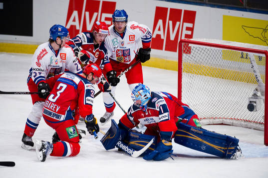Mikhail Biryukov, målvakt, Ryssland, blockar pucken