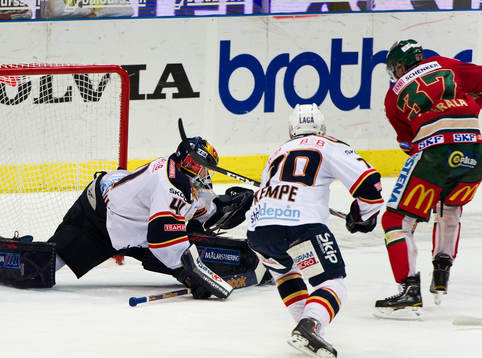 Mika Pyörälä, Frölunda, gör 2-0 bakom Gustaf Wesslau,