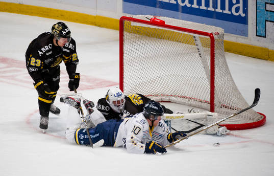 Jesper Thörnberg, HV71 dras ned av Jonas Liwing, AIK