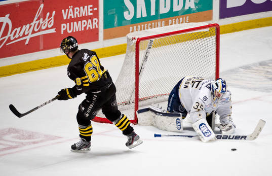 Victor Ahlström, AIK får straff men slarvar bort den