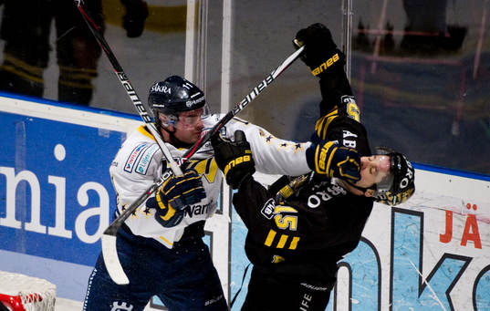 Jesse Joensuu, HV71 knockar Rastislav Pavlikovsky, AIK.