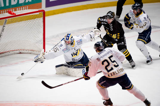 Andreas Andersson, målvakt HV71 tappar pucken