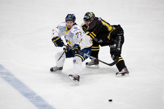 Patrik Carlsson, HV71 med Rastislav Pavlikovsky, AIK i