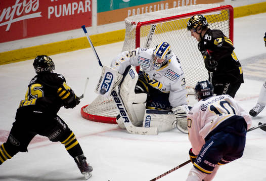Andreas Andersson, målvakt HV71 täpper till