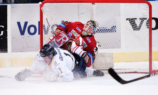 Jesse Joensuu, Hv71, åker in i Frederik Andersen, målvakt