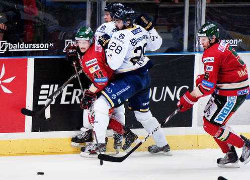 Mathis Olimb, Frölunda, tacklas av Daniel Rahimi, Hv71