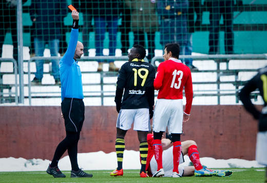 Alhassan ”Crespo” A. Kamara, AIK får rött kort