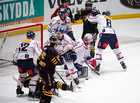Linköping försvarar målet medan pucken ligger fritt