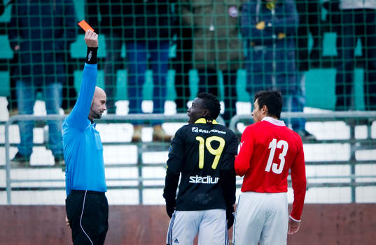 Alhassan ”Crespo” A. Kamara, AIK får rött kort
