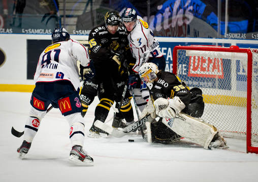 Niklas Lundström, målvakt AIK har ögonen på pucken