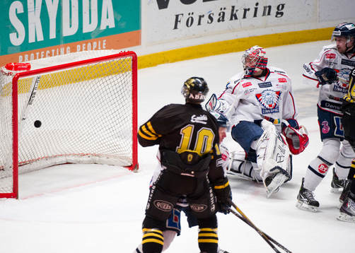 Fredrik Norrena, målvakt, Linköping, ser pucken gå i mål