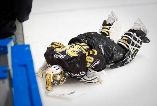 Viktor Fasth, målvakt AIK krashar rakt in i sargen