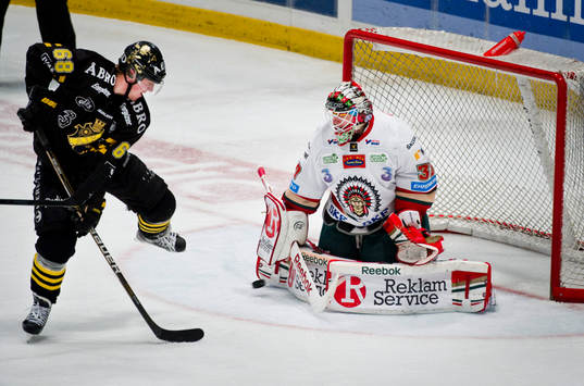Victor Ahlström, AIK släpper förbi pucken i famnen på