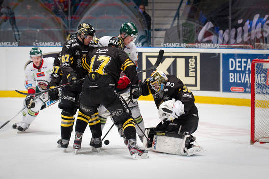 Viktor Fasth, målvakt AIK har inte koll på pucken