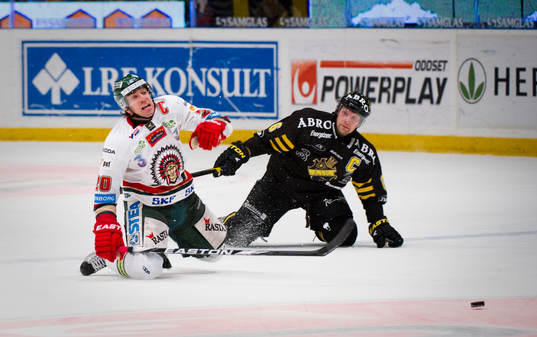 Joel Lundqvist, Frölunda trycks ned av Dick Tärnström,