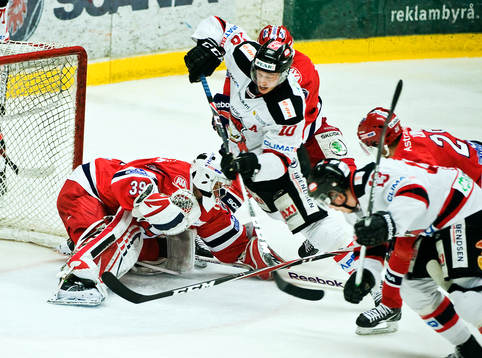 Julius Hudacek, målvakt, Södertälje och Robin Alvarez,