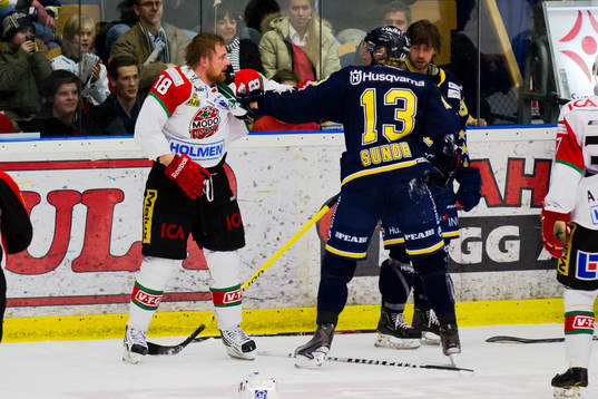 Gruff mellan Mattias Ritola, Modo och Oscar Sundh, HV71