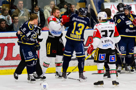 Gruff mellan Mattias Ritola, Modo och Oscar Sundh, HV71