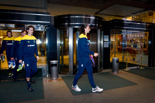 Zlatan Ibrahimovic med efterföljande Mikael Lustig lämnar