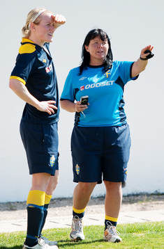 Marie Hammarström, pratar med Eija Feodoroff,
