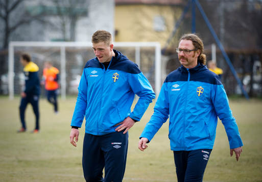 John Guidetti håller sig för höften och lämnar