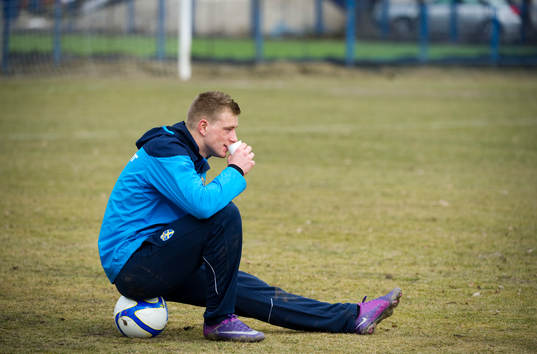 John Guidetti tittar på träningen