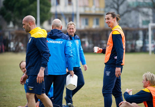 Daniel Majstorovic grinar illa när han går förbi Zlatan
