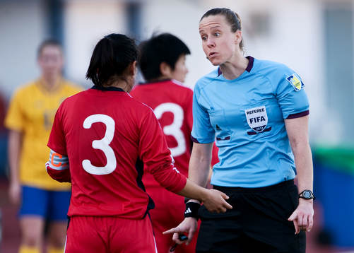 Margaret Domka, domare, USA, pratar med Zhou Gaoping, Kina