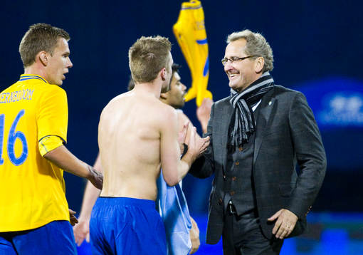 Glad Erik Hamrén, förbundskapten gratulerar Sebastian