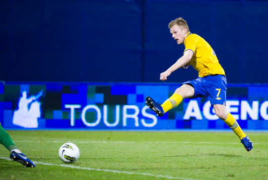Sebastian Larsson trycker in bollen i mål
