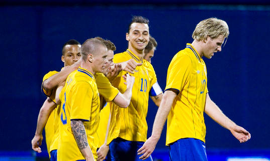 En glad Zlatan Ibrahimovic jublar med laget