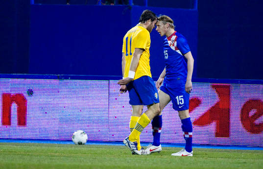 Johan Elmander mot Domagoj Vida, Kroatien